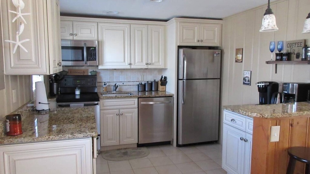 Harvey Cedars Apartment | Upgraded 2nd floor duplex in the heart of Harvey Cedars close to the bay beach and the ocean.