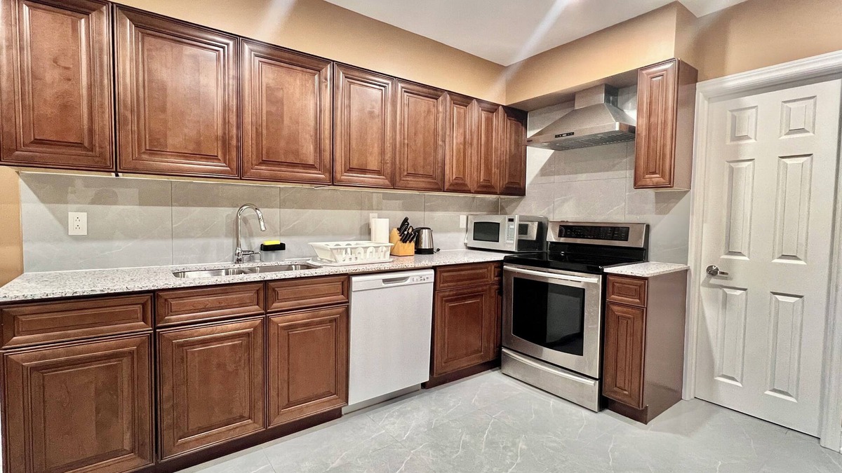 Aurora House | Upgraded Rooms with Bath 7-min to Subway Near Downsview Rogers Stadium
