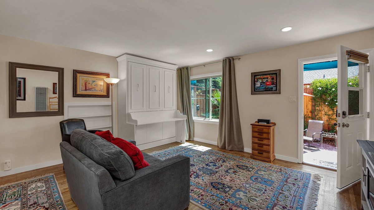 Montgomery Village Apartment | Upgraded Vintage Studio, near downtown SR