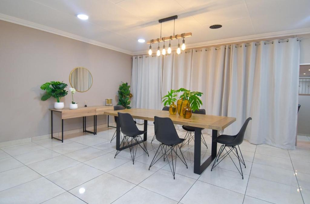 Waterkloof Glen Villa | Upmarket Villa with pool & lush garden