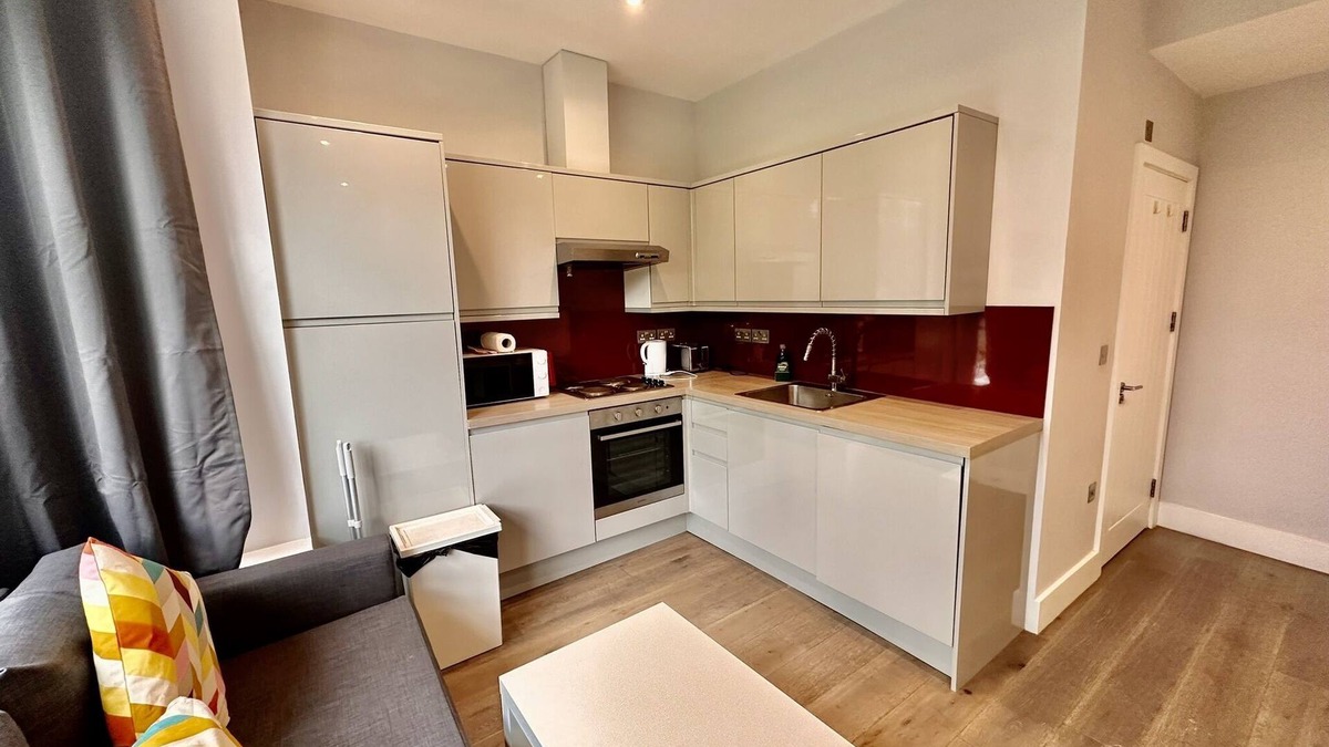 St. Andrew's Apartment | Upminster Bridge Station Excel House