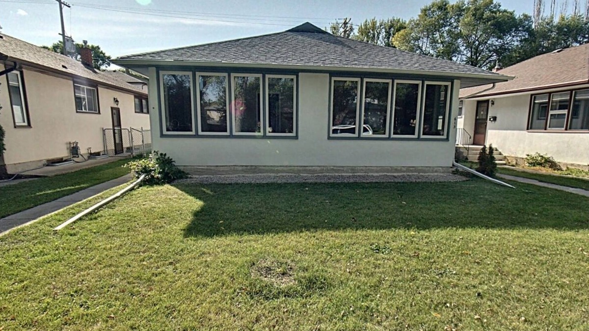 Tuxedo House | Upper 3 bdrm bungalow house close airport & everywhere Eat/Shop/Bus/Park/Library