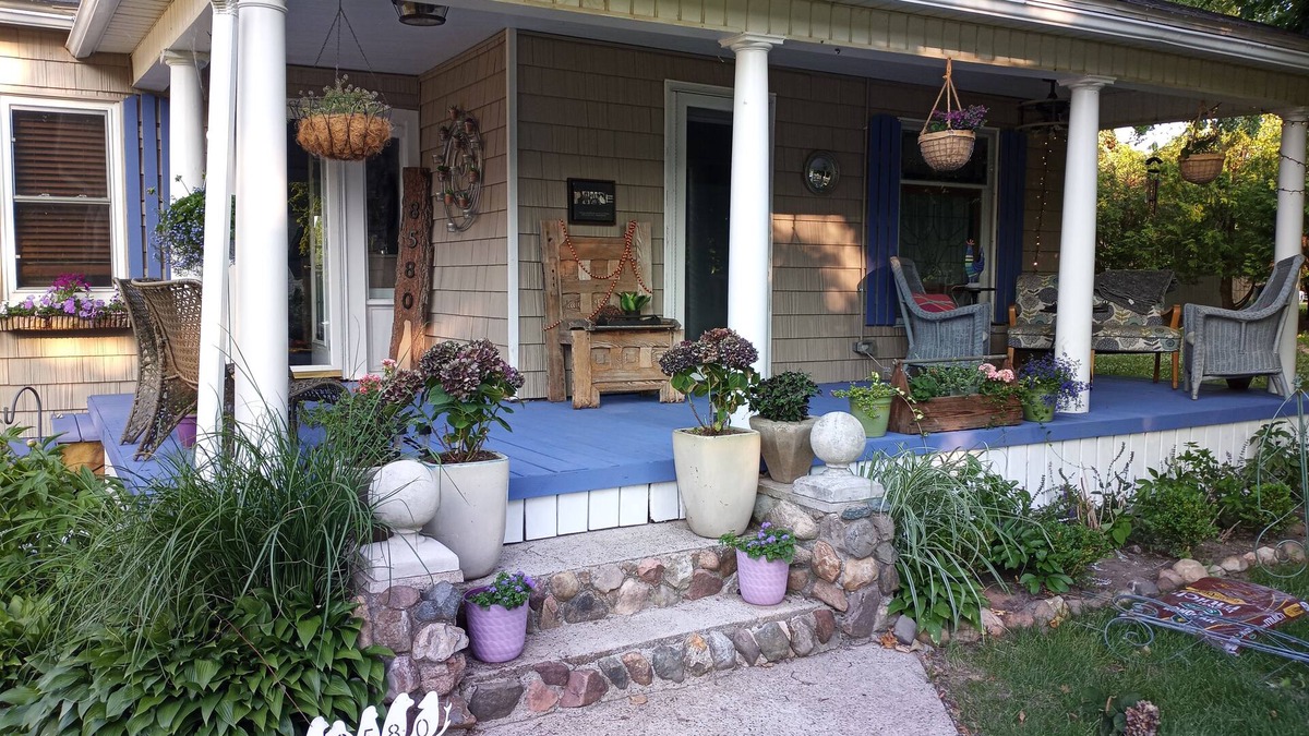 Port Austin House | UPPER 3 rm. studio B&B steps from beach & farm markt/shop'g.; dogs ok w/fee.