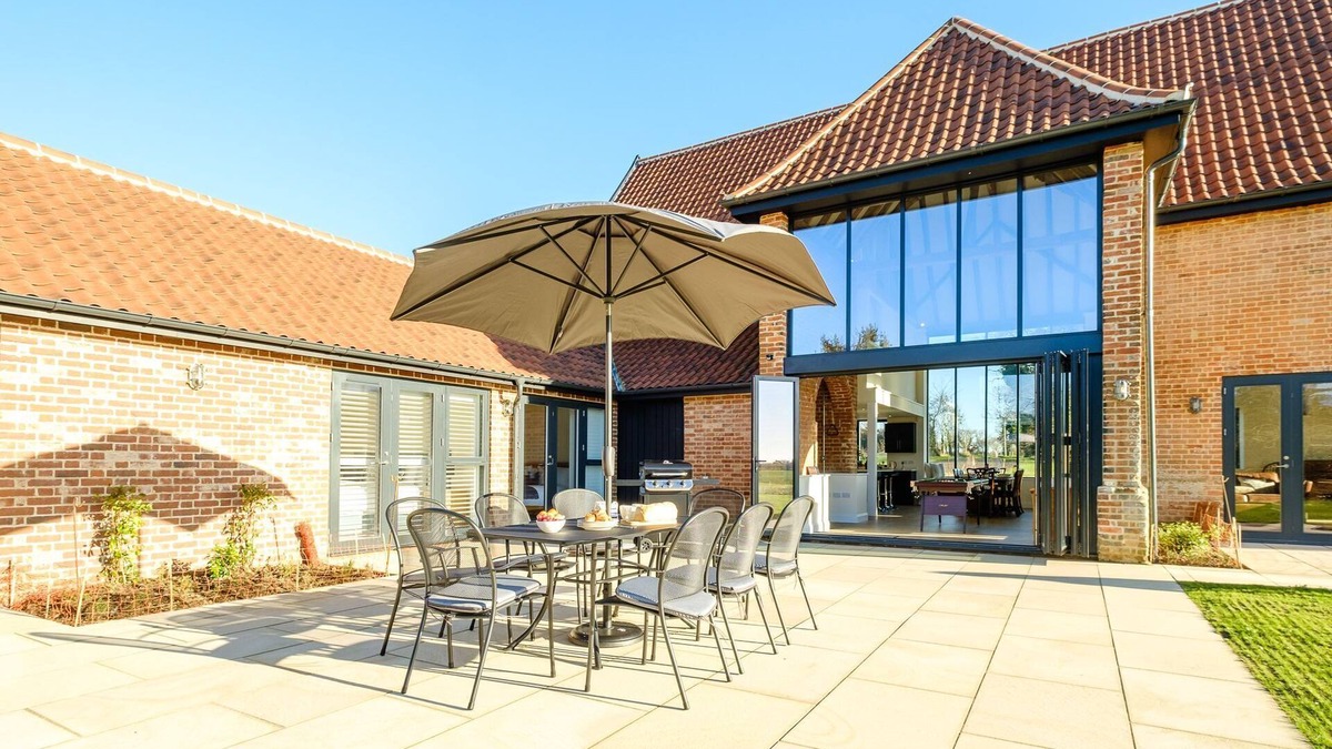 Woodbridge Cottage | Upper Barn-sleeps 8 guests in 4 bedrooms