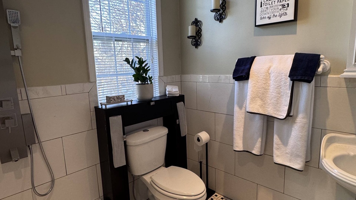 Upper Darby House | Upper Darby Studio Apartment w/WiFi, AC and a Private Deck.