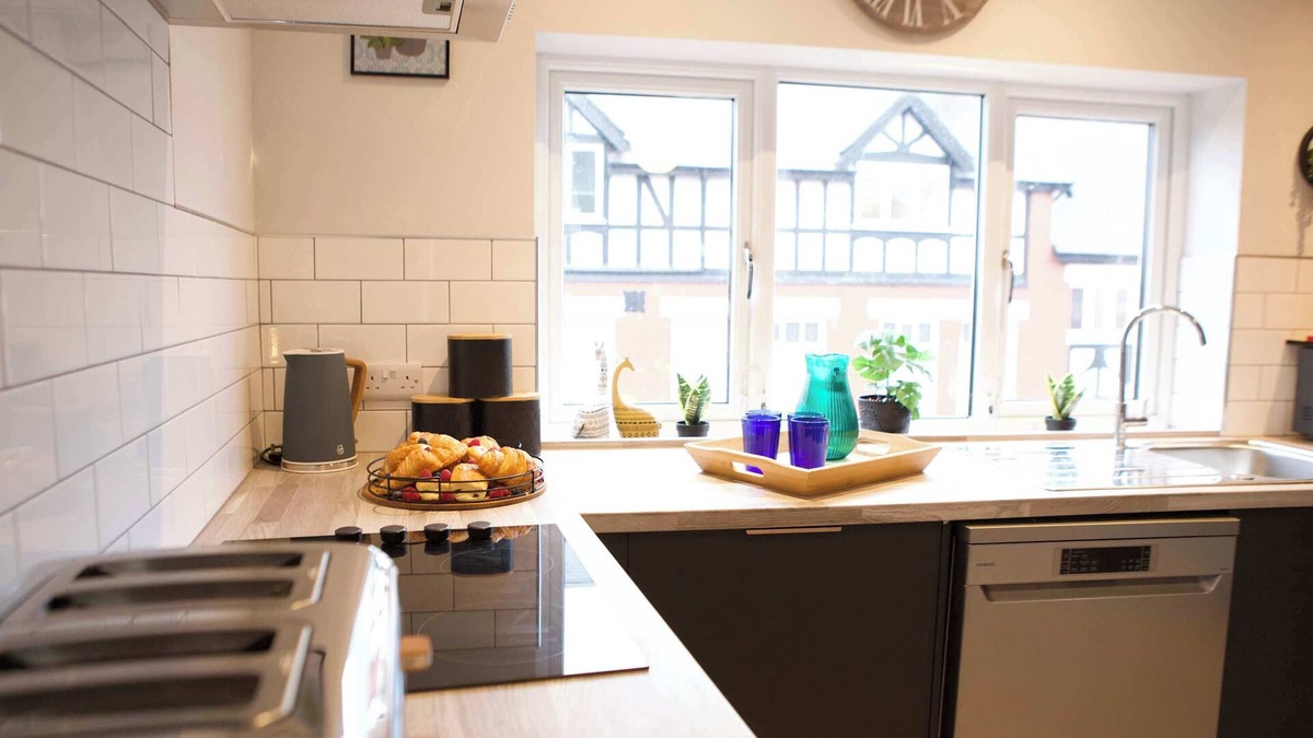 Trafford Apartment | Upper Gathering Sale | Nr Manchester Sleeps 9