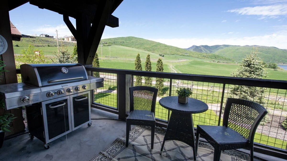 Huntsville Condo | Upper Level. Amazing Mountain Views. Exposed Wooden Beams. EW103