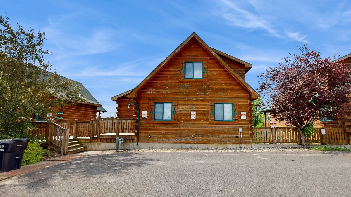 Warrens House | Upper-Level duplex, adventure retreat with fire pit, AC, patio & WIFI