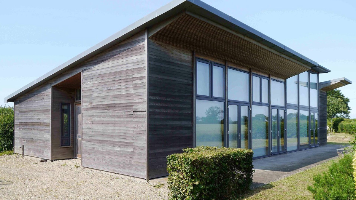 Martlesham Heath Cottage | UPPER LODGE, SHOTLEY, pet friendly, with a garden in Chelmondiston
