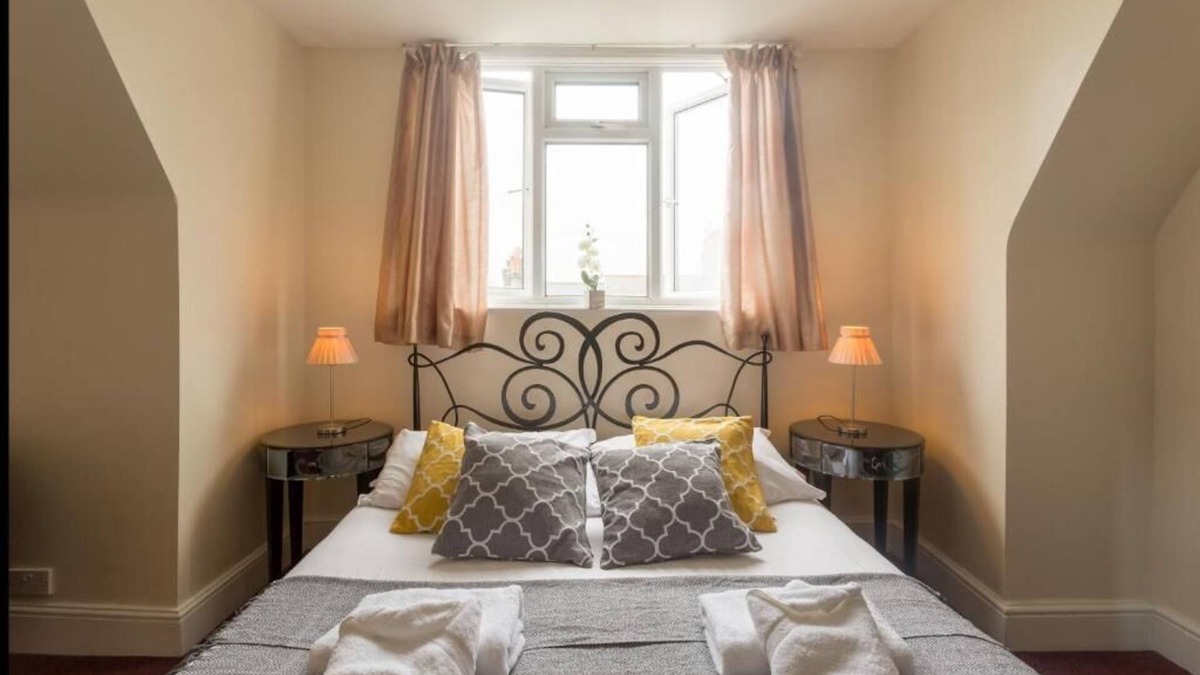 Kemptown Hotel | Upper Rock 10 - double room en-suite