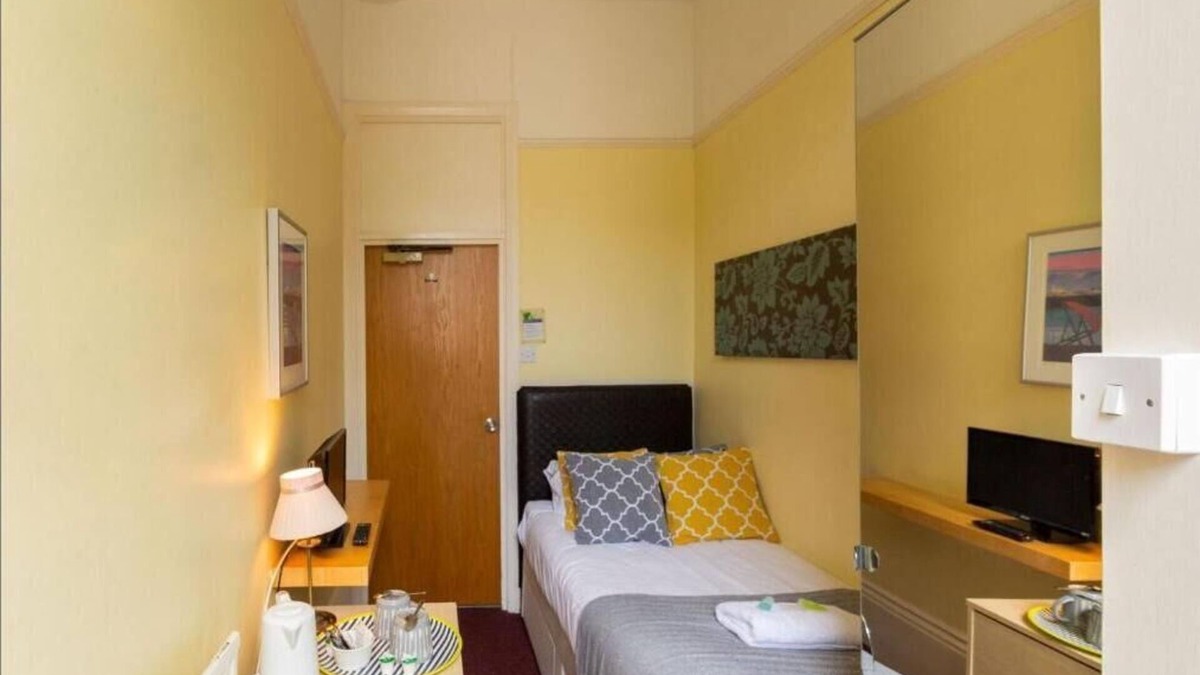 Kemptown Hotel | Upper Rock 5 - single room with shared bathroom