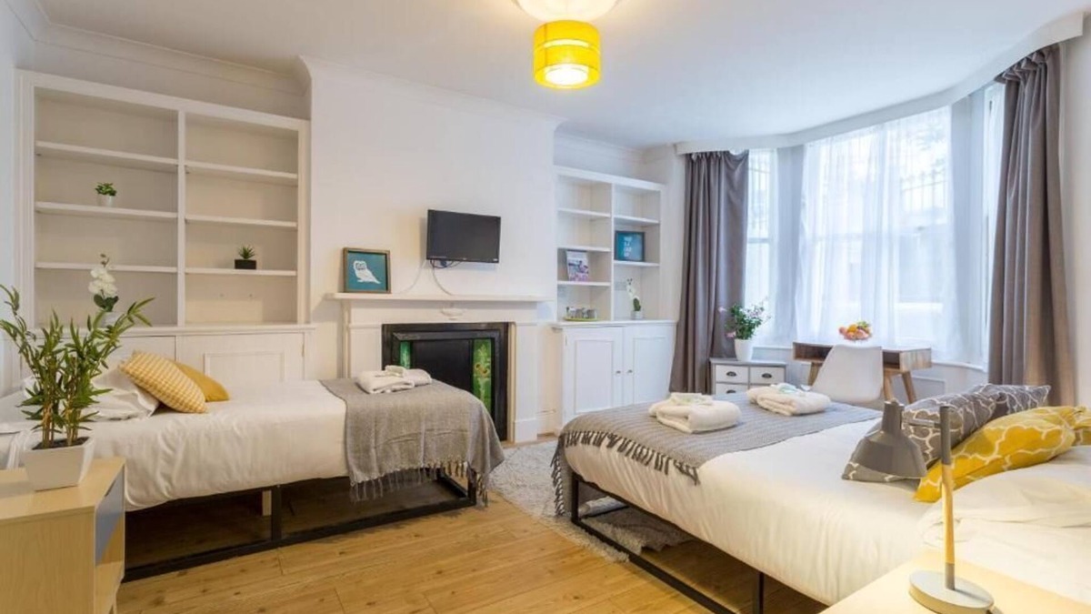 Kemptown Hotel | Upper Rock B1 - triple room en-suite