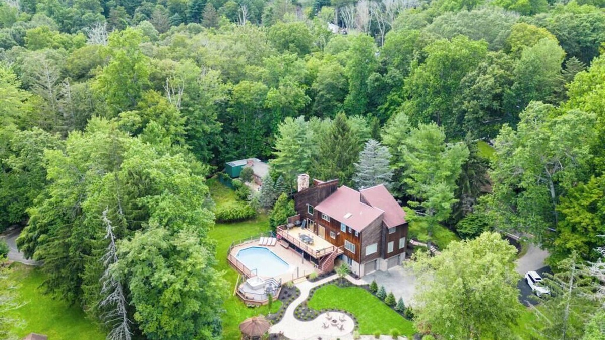 Airmont House | Upper Saddle River Resort with Pool and Lake Access