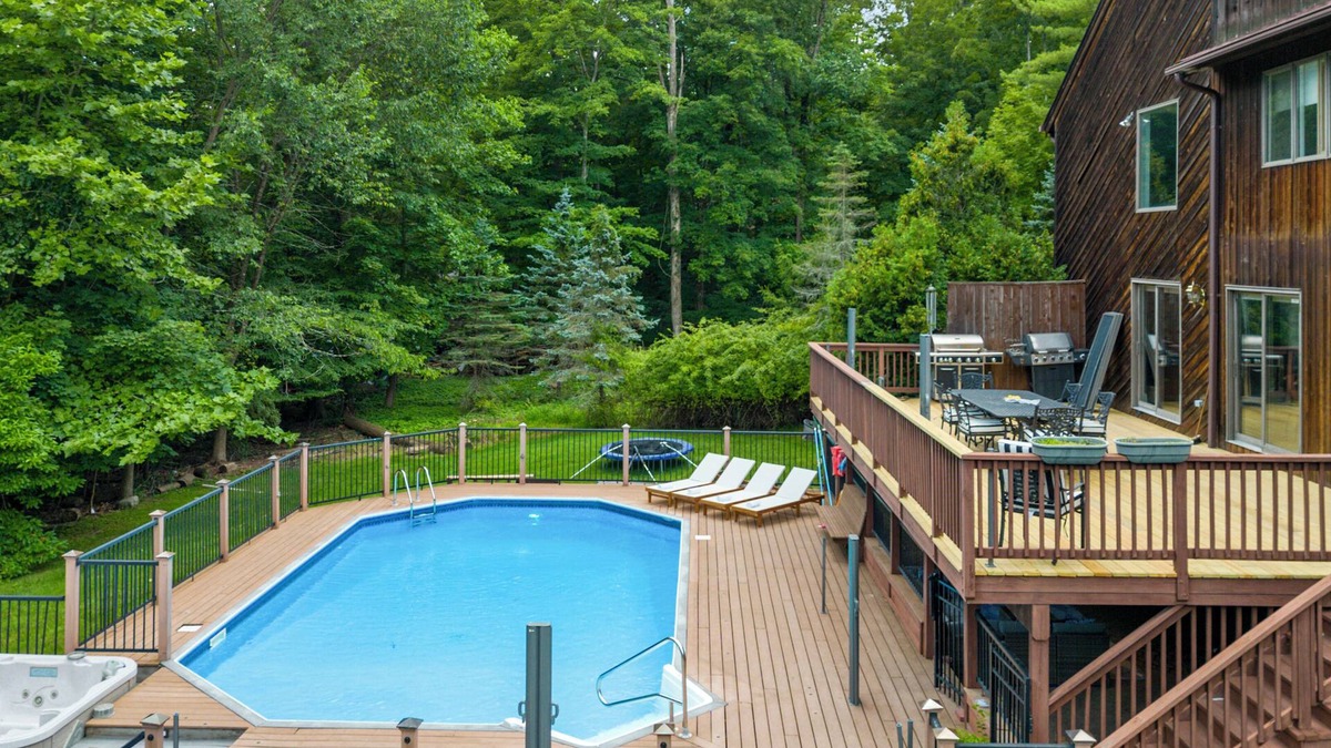 Airmont House | Upper Saddle River Resort w Pool, Hot Tub & Lake