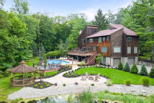 Airmont Apartment | Upper Saddle River Resort w Pool, Hot Tub & Lake