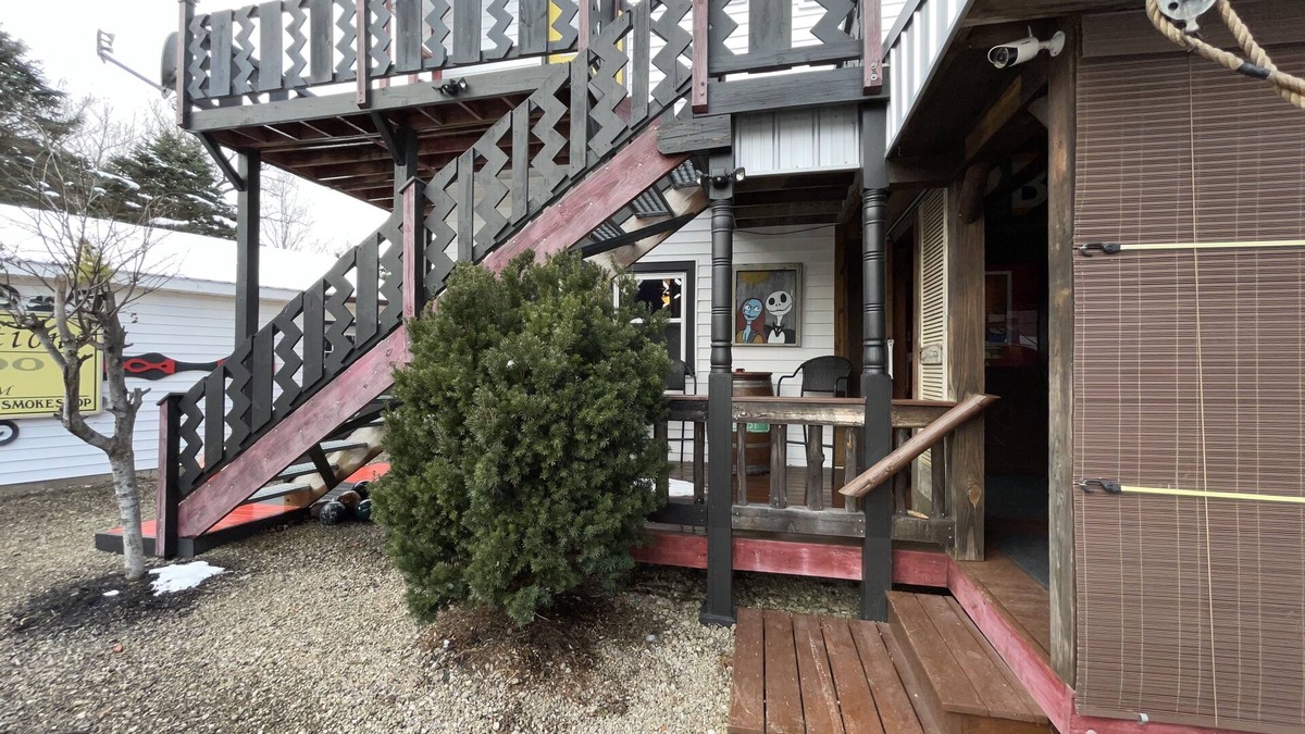 Ellicottville House | UPPER unit @ Looney Rooms in the heart of Ellicottville!