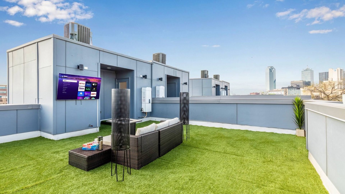 Cedars House | Upscale 2BR 4story Condo Downtown Dallas w/Rooftop Terrace & Skyline View