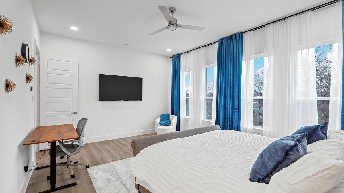 Dallas House | Upscale 2BR Hideaway, Ensuite Bliss, Pet-Friendly
