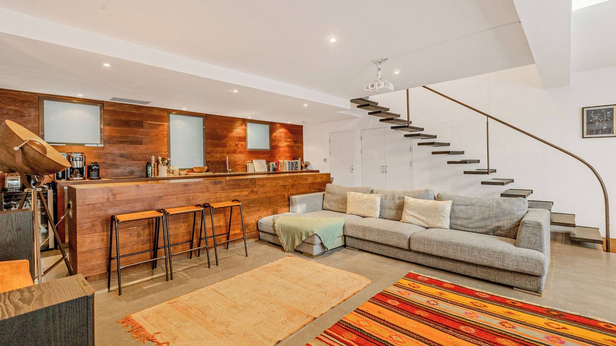 Notting Dale Apartment | Upscale 2BR Maisonette with Views in Notting Hill