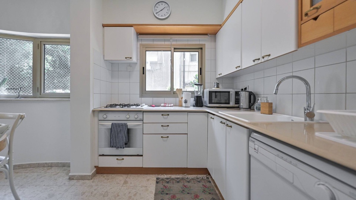 Tel Aviv City Center Condo | Upscale 3 Bedroom Luxury Tel-aviv Apt.- 5 Min to the Beach