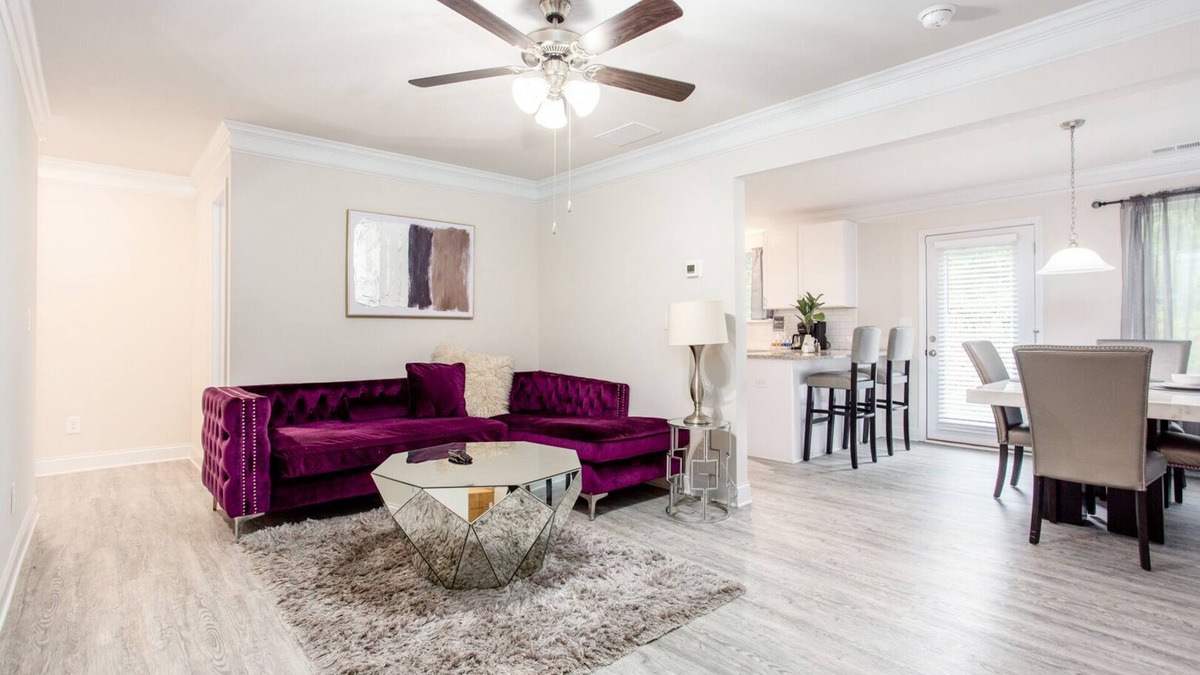 College Park House | Upscale 3 bedroom townhouse *Free Wifi & Parking*