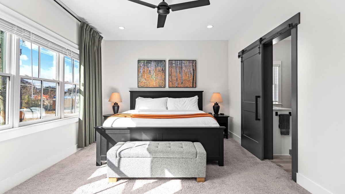 Hapeville House | Upscale 3-Story Townhome Near Airport, Downtown Atlanta & Studios