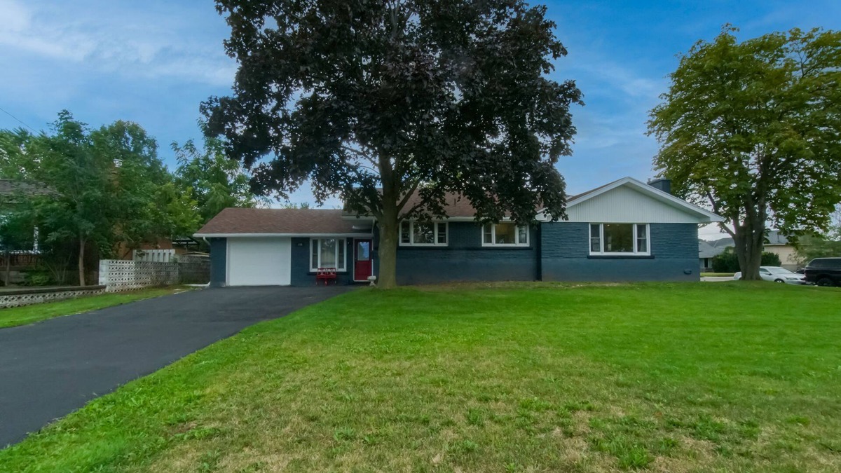 Grimsby House | Upscale 5 bedroom, 3 bath bungalow near the lake and wineries
