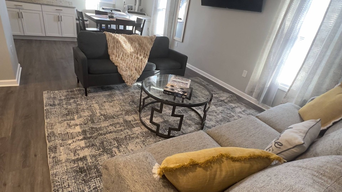 Kansas City Apartment | Upscale apartment near Worlds of Fun, Arrowhead Stadium, Country Club Plaza!