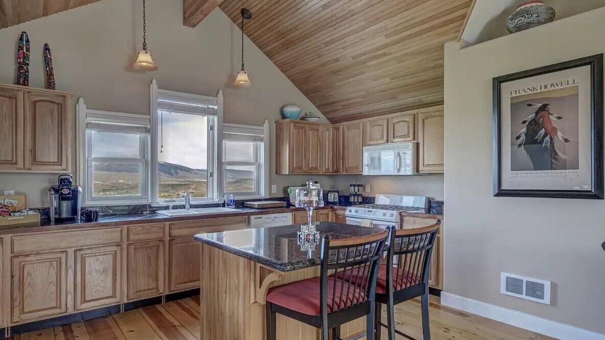 Salmon Apartment | Upscale Apartment with Panoramic Views