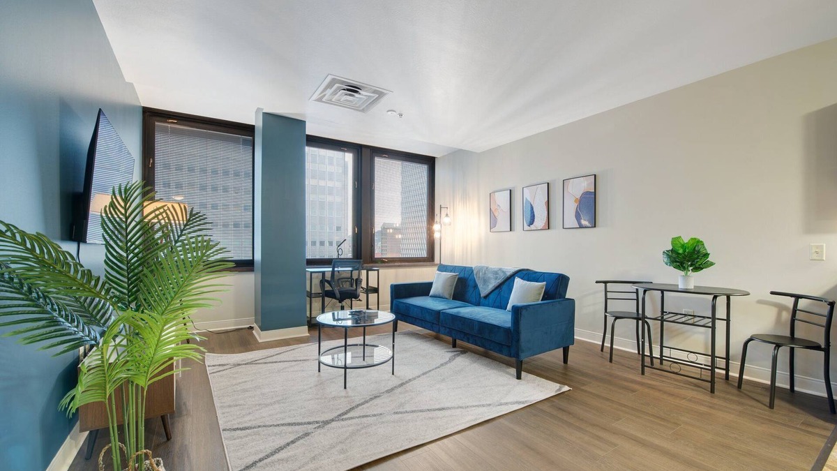 Downtown Pittsburgh Apartment | Upscale Charm | NEWLY UPDATED PREMIUM LOCATION | 24/7 Gym Terrace Roku — 2 TVs!