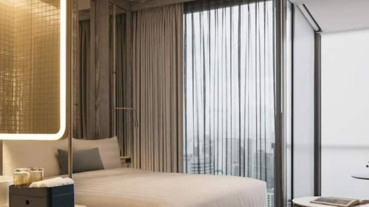 Orchard Hotel | Upscale Clean Tech Hotel Next to Famous Orchard Rd Club King w Balcony