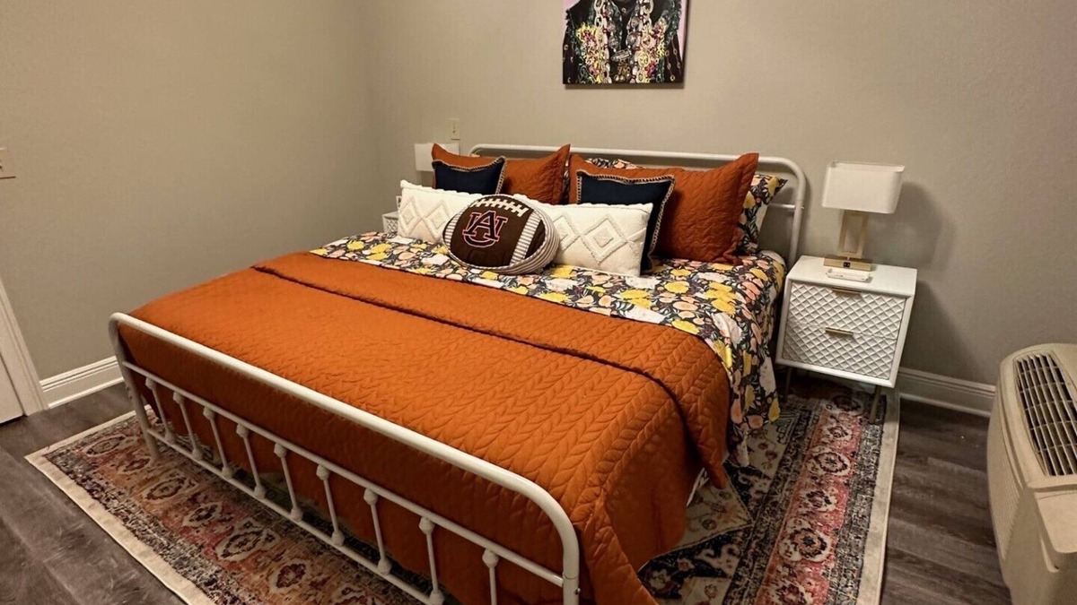 Auburn Condo | Upscale Condo 2 Blocks Walk to Jordan Hare - sleeps 6
