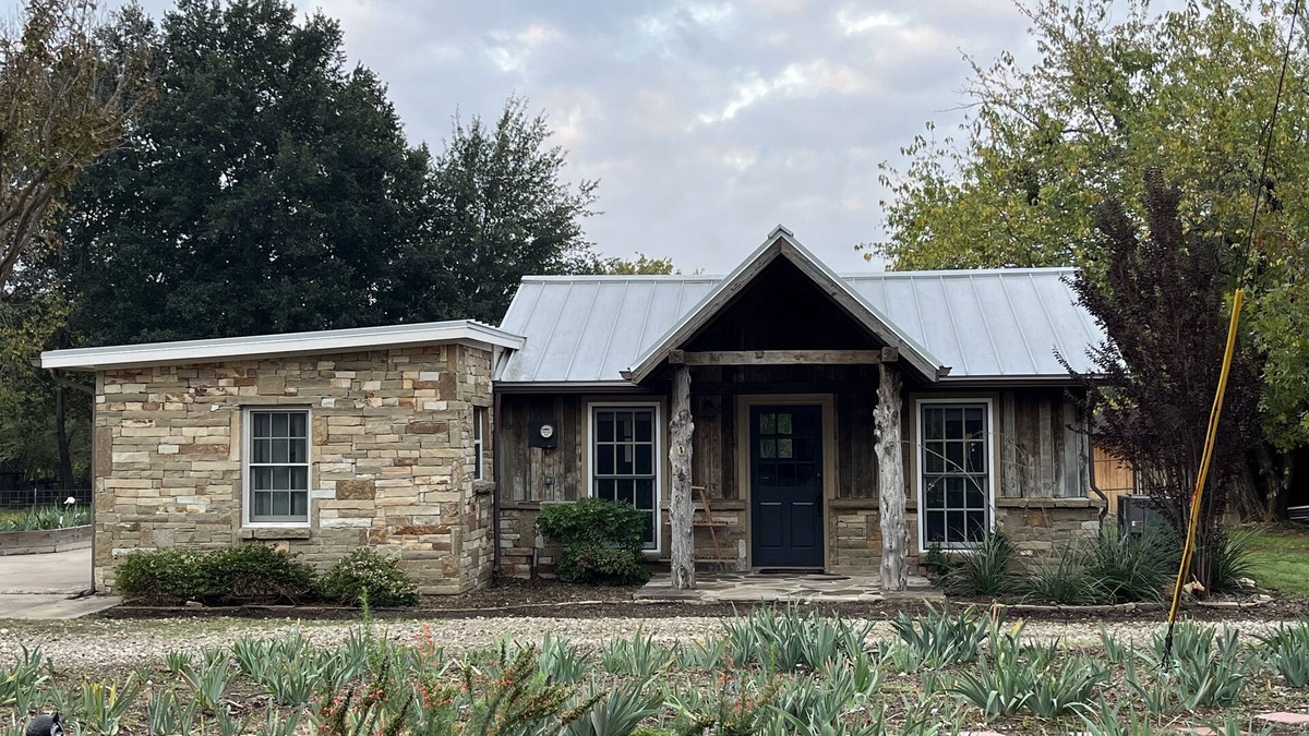 Flower Mound House | Upscale cottage on a farm in the middle of the city. Six miles to DFW airport.