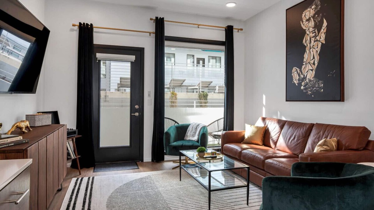 Edgehill Condo | UPSCALE Cozy Nashville Condo★ POOL, PATIO, PARKING