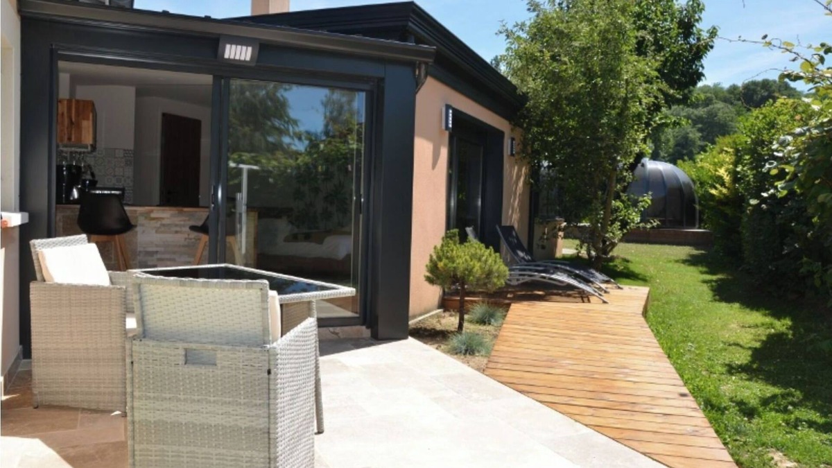 Heyrieux Apartment | Upscale furnished apartment for 2 persons 40 m2 : SPA/Sauna/sports room/bikes