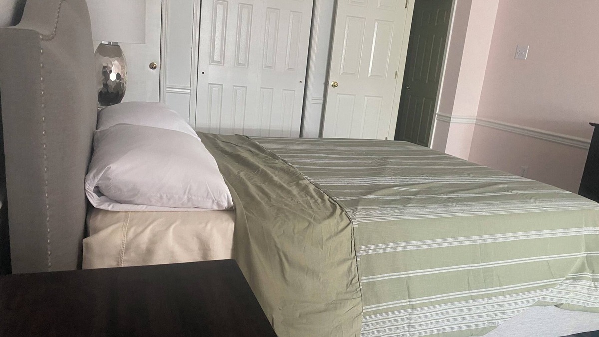 Alexandria House | Upscale Hideaway, Disney+, Fast Wi-Fi, Not-Pet Friendly, POOL Closed Sept 2024