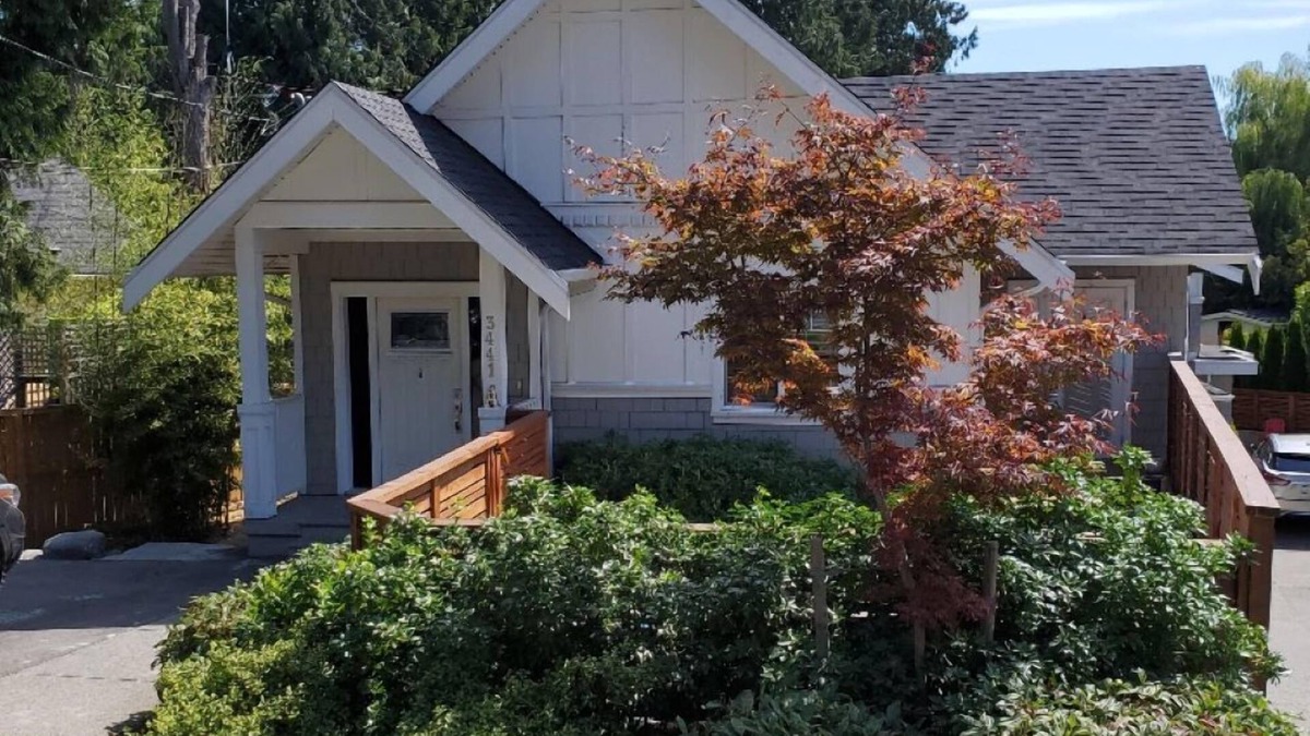 Saanich East House | Upscale Home, Backyard Haven - pet friendly - 10 Minutes to Downtown.