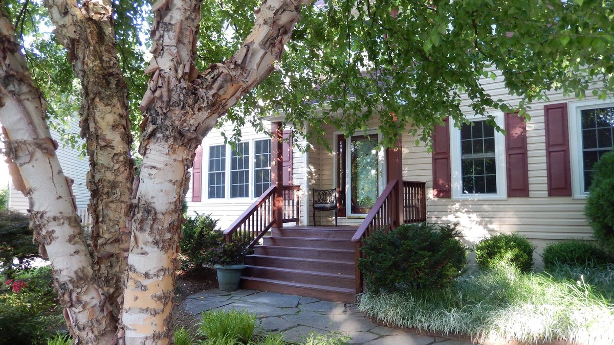 Eastport House | Upscale home with parking for 4 cars in driveway. Walk to downtown.
