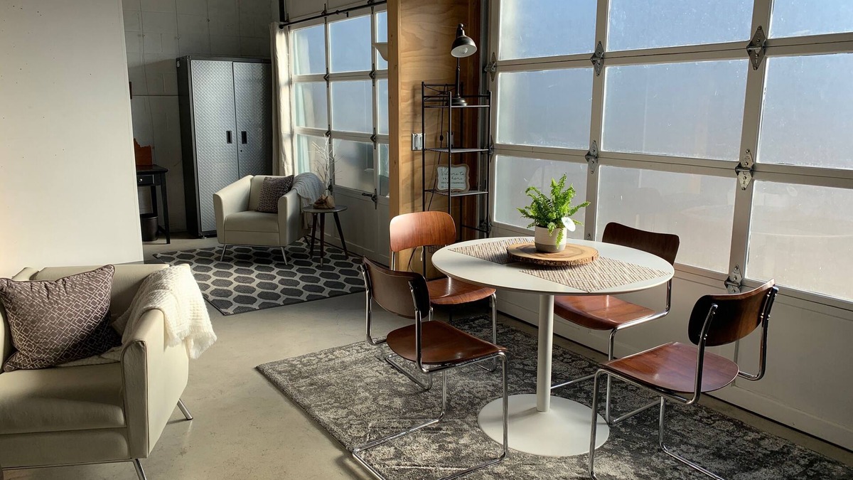 North End House | Upscale Hyde Park Urban Executive Suite w/Loft