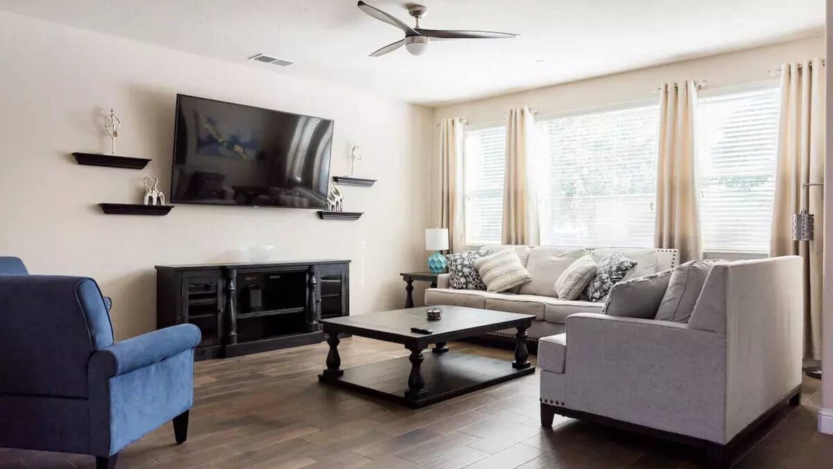 Raisin House | Upscale Modern Home★ King Bed★ Garage Parking★ Sanitized★ Long Stays