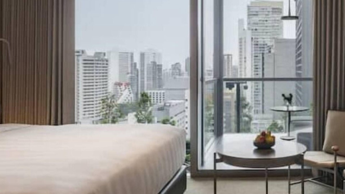 Orchard Hotel | Upscale New Clean Tech Hotel Next to Famous Orchard Rd Premier King with Balcony