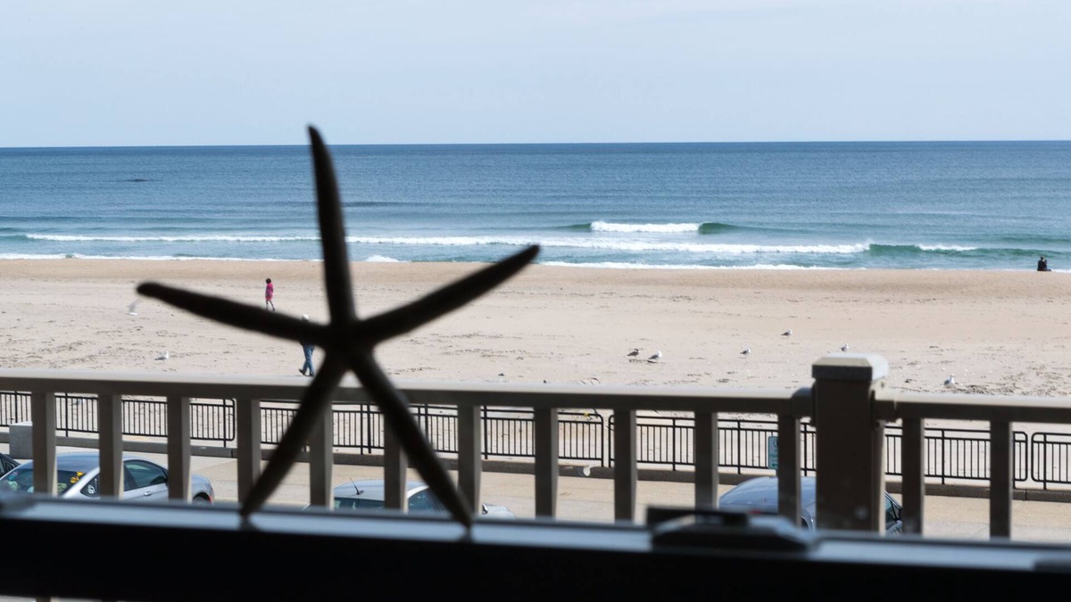 Hampton Condo | Upscale Oceanfront Condo Steps From The Seashell Stage
