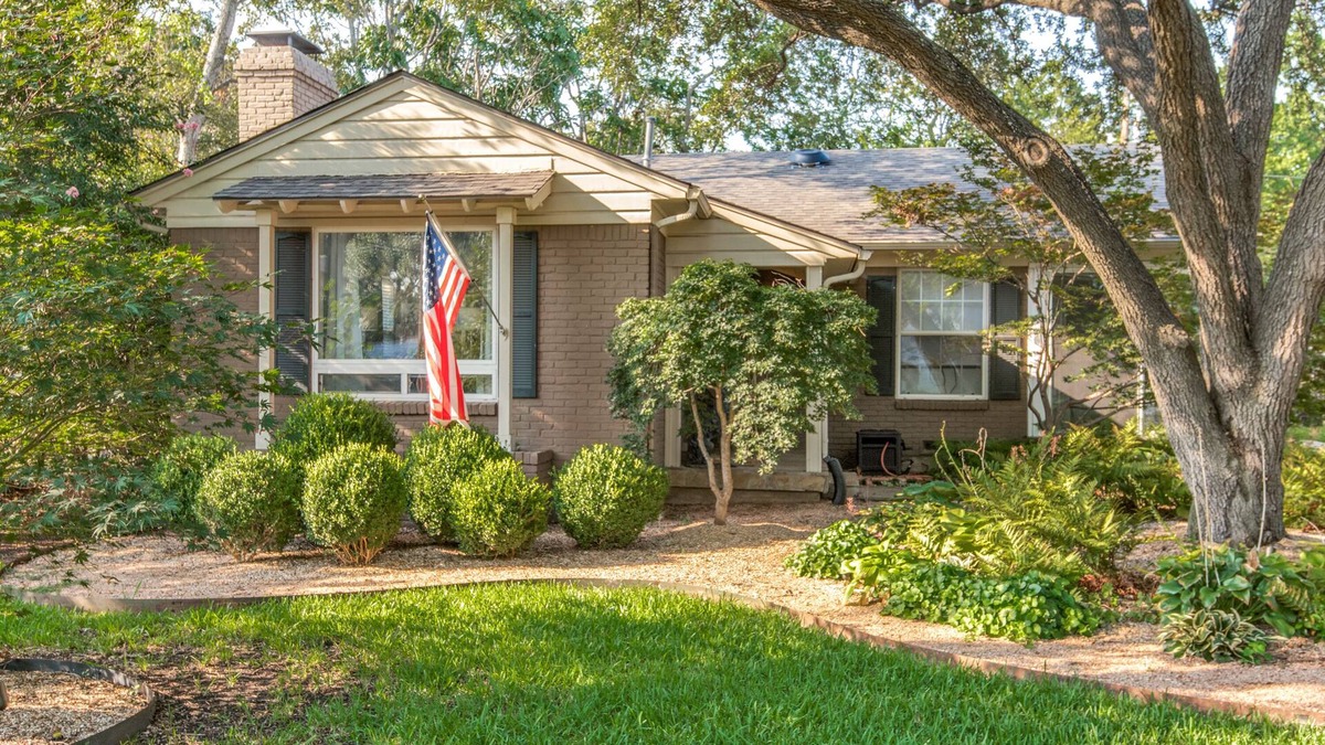 Northwest Dallas House | Upscale, Pet friendly urban retreat