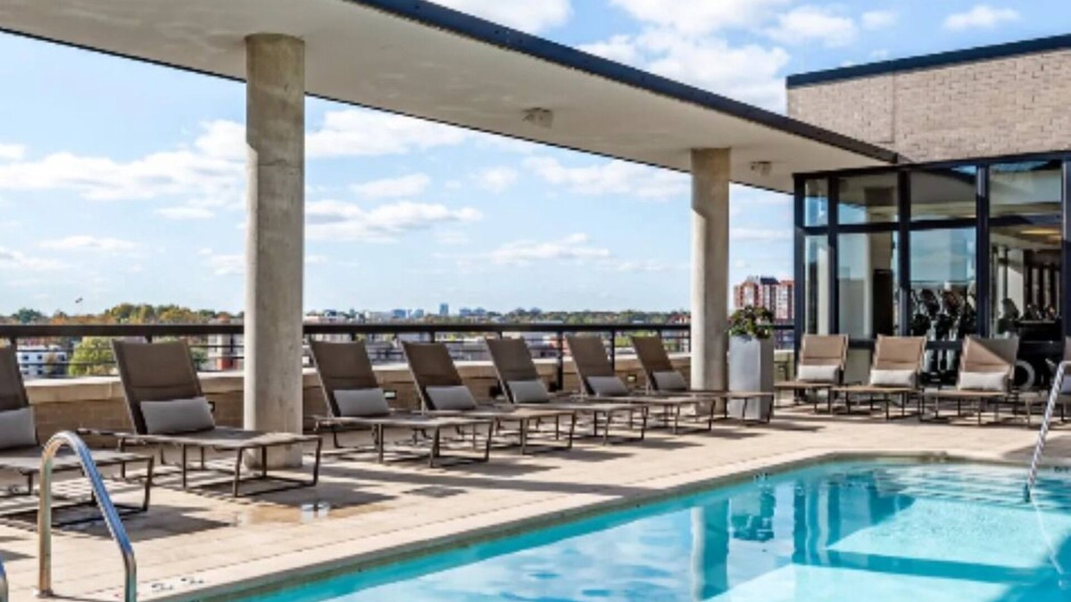 Radnor - Fort Myer Heights Apartment | Upscale Rosslyn Near D.C. with Pool, Gym, 1 Free Parking