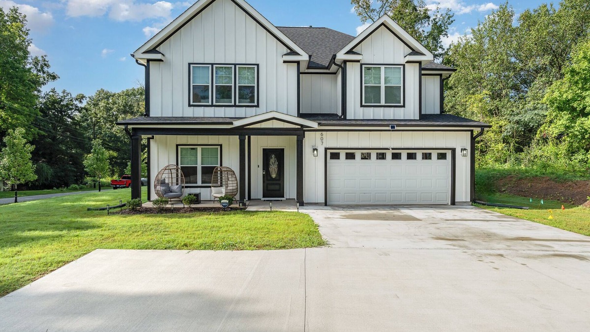 Hayes House | Upscale spacious 5-bedroom house mins to Airport with fitness and game rooms