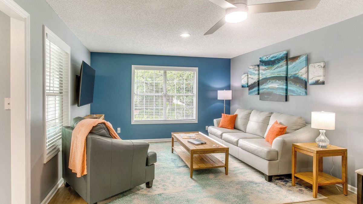 Saint Simons Heights Condo | Upscale St. Simons Condo: Sunroom & Steps to Pool!
