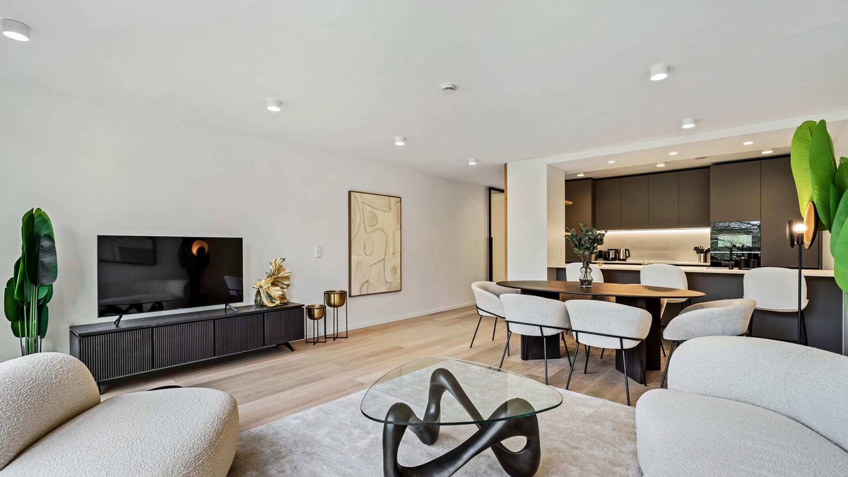 Ville Haute Apartment | Upscale Urban Apartment Style & Comfort for Six