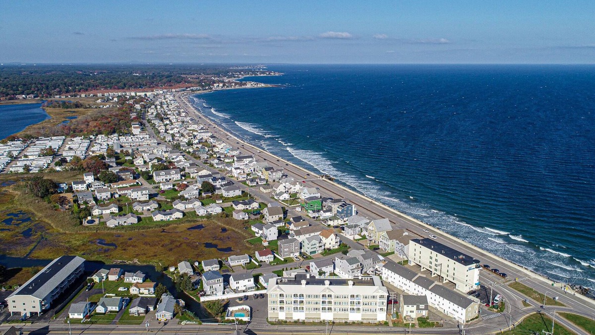 Hampton House | Upscale waterfront condo short walk to North Beach