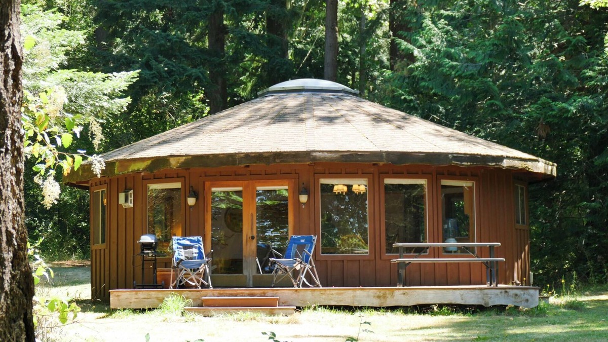 Lummi Island Cabin | Upscale Yurt/Pet Friendly/Full Kitchen/Bath w/Sauna/FP/TV/Internet/Beds for 4
