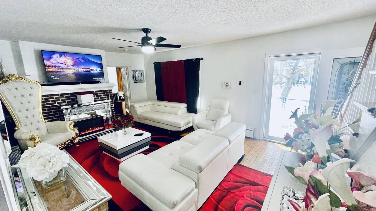 Springfield House | Upscaled Home In A Quiet Neighborhood! You Have the Entire Home to Yourself!